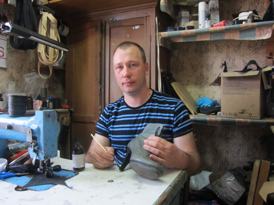 Ко Дню предпринимателя. От носочка до пяточки А.В. Тараканов занимается ремонтом обуви более двух лет.