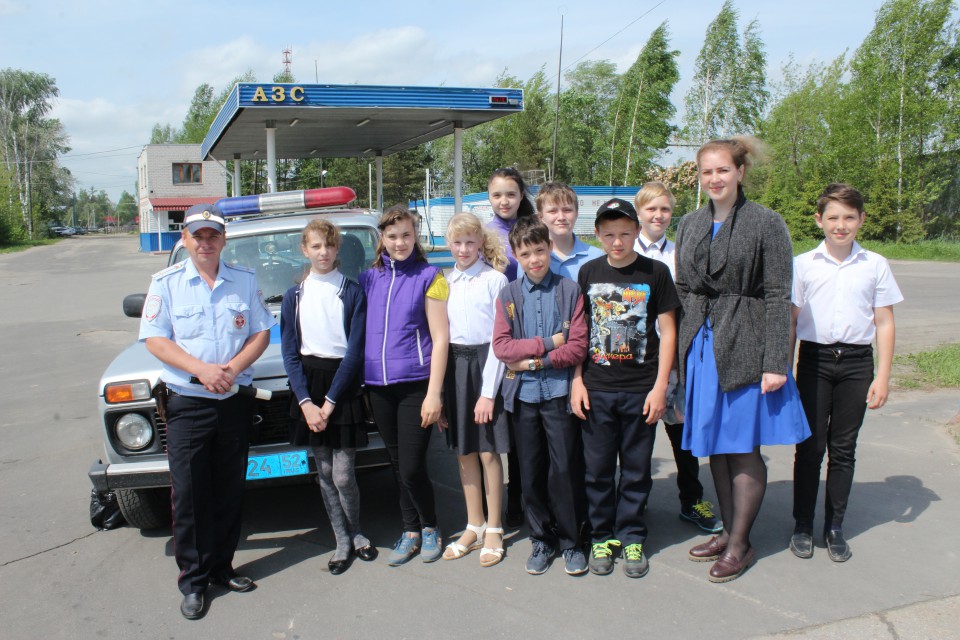 В день защиты детей сотрудники ОГИБДД провели профилактическое мероприятие с учащимися Ковернинской средней школы №1.