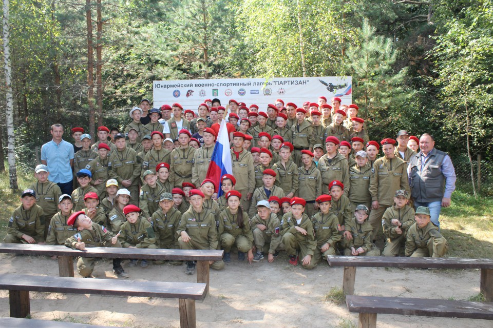 Ковернинские сотрудники полиции провели мероприятие посвященное Дню Государственного Флага Российской Федерации для подростков военно-патриотического лагеря « Партизан»