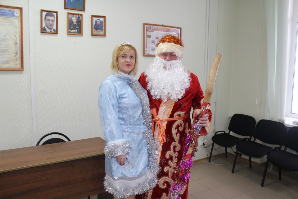 Полицейский Дед Мороз и Снегурочка посетили детей своих коллег  и поздравили их с Новым годом