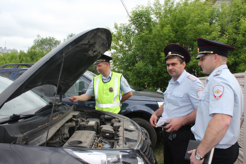 Ковернинские сотрудники ОГИБДД и ОРЛС провели проверку личного автотранспорта сотрудников
