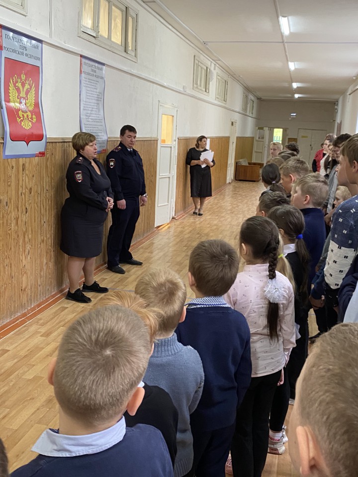 Сотрудники  МО МВД России «Ковернинский» посетили учащихся Семинской средней школы.