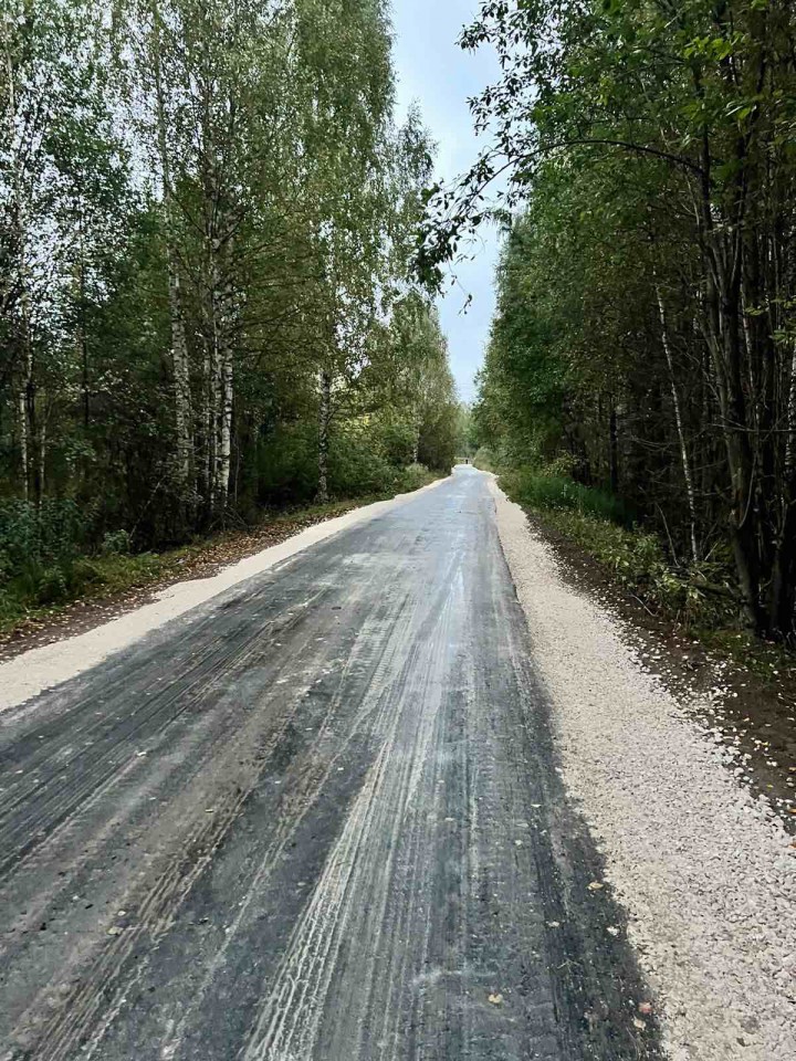 А дорога серою лентою вьётся..